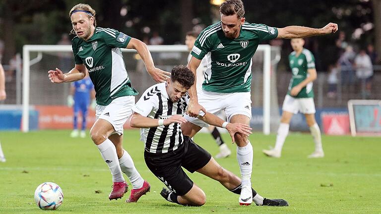 Schweinfurter Trümpfe: Leidenschaft und Physis. Hier beackern mit Kristian Böhnlein (links) und Severo Sturm (rechts) gleich zwei FC-05-Spieler den Burghausener Edin Hyseni.