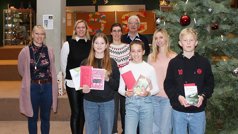 Das Jurorenteam und Schulleiter Dr. Jürgen Gernert gratulieren den Klassensiegern Emilia Klumpf und Simon Gerner (Mitte und rechts) sowie der Schulsiegerin im Vorlesewettbewerb am Martin-Schleyer-Gymnasium, Priska Feuerstein (links).