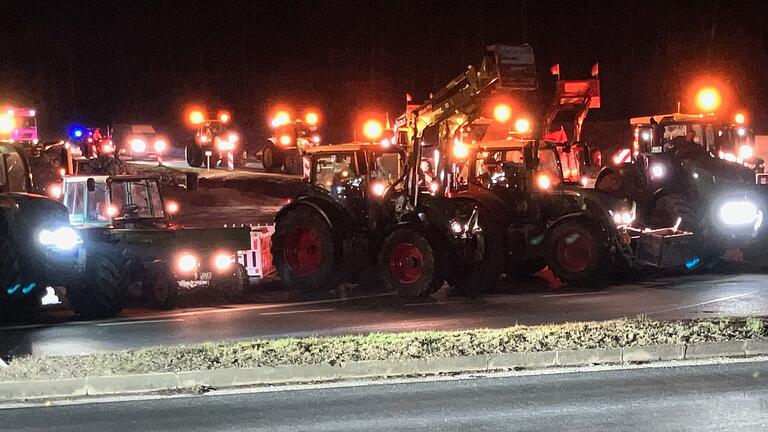 Am frühen Montagmorgen blockierten Landwirte den Verkehr mit  ihren Traktoren an den beiden Autobahnauffahrten der Anschlussstelle Kitzingen/Schwarzach.