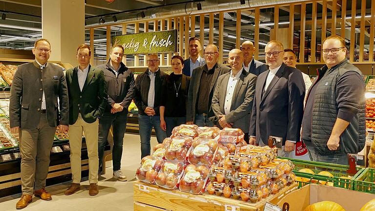 Die Verantwortlichen und Ausführenden trafen sich bei einer Vorabfeier zu Neueröffnung des Edeka-Marktes in Karlstadt.