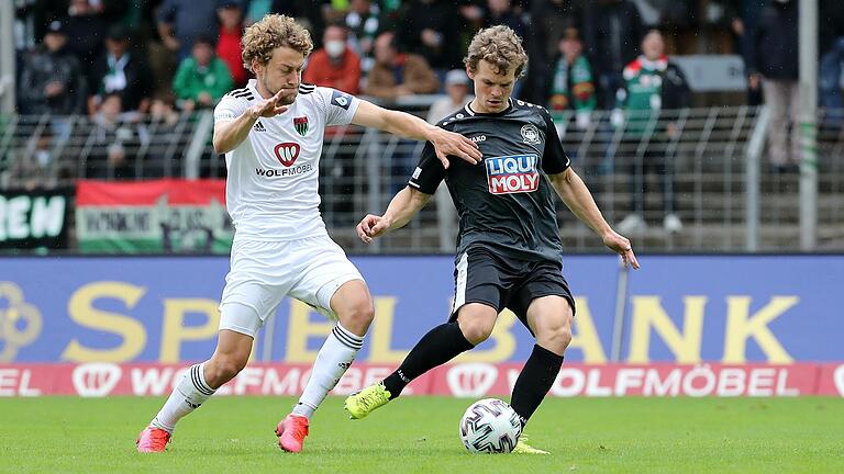 Zweifacher Vorlagengeber: Der Schweinfurter David Grözinger (links) hatte großen Anteil am deutlichen Erfolg gegen den VfB Eichstätt um Florian Lamprecht (rechts).&nbsp;