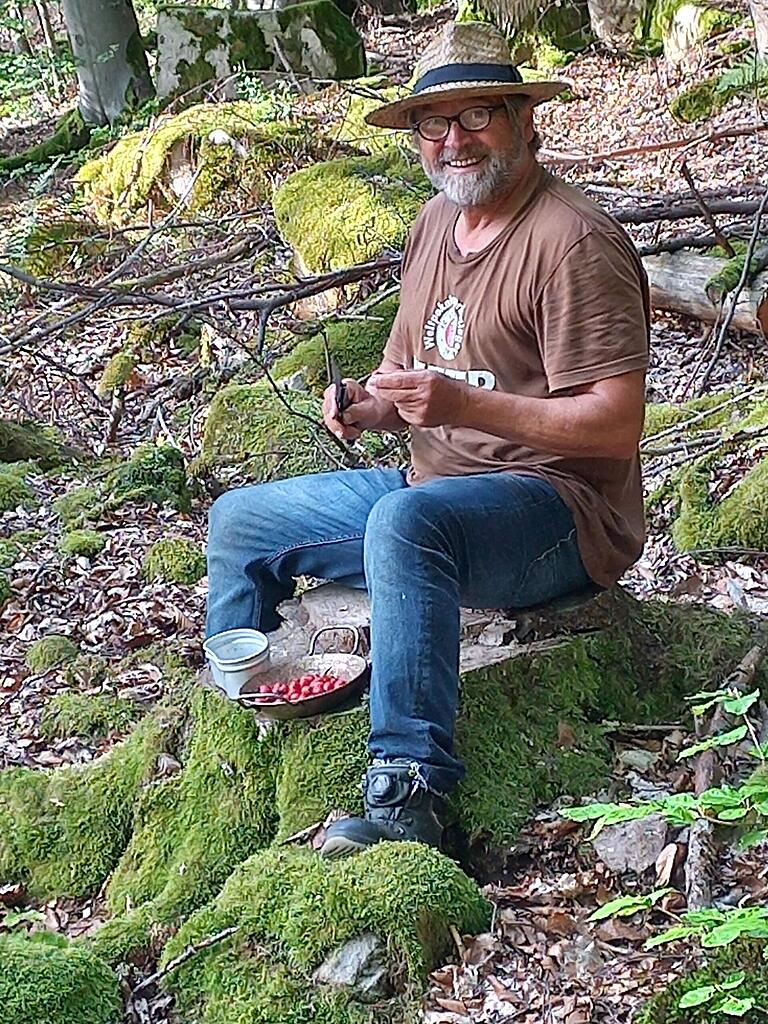 Der Westheimer Künstler Hannes Betz hat zwei Wochen lang im Wald gelebt und sich von Insekten und Pflanzen ernährt. Der Westheimer Künstler Hannes Betz hat zwei Wochen lang im Wald gelebt und sich von Insekten und Pflanzen ernährt.