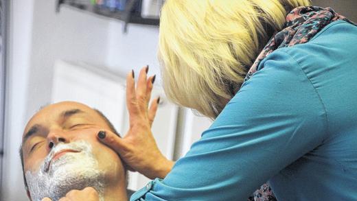 Nur keine hastige Bewegung: Vorsichtig zieht Friseurmeisterin Silke das Messer an Ralf Dieters Hals entlang. Nur keine hastige Bewegung: Vorsichtig zieht Friseurmeisterin Silke das Messer an Ralf Dieters Hals entlang.