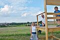 Weit schweift der Blick von hoch oben auf die Flur und die Gemeinde Großeibstadt. Bürgermeister Gerd Jäger testete diesen Blick beim ersten Rundgang mit Ramona Mauer und deren Sohn Hannes.