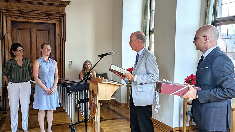 Die Preisträgerinnen Dr. Sandra Kus (von links) und Veronika Throner empfangen den Boxberger-Preis von Dr. Klaus-Henning Kraft (Vorstandsvorsitzender Boxberger-Stiftung) und Oberbürgermeister Dr. Dirk Vogel.       -  Die Preisträgerinnen Dr. Sandra Kus (von links) und Veronika Throner empfangen den Boxberger-Preis von Dr. Klaus-Henning Kraft (Vorstandsvorsitzender Boxberger-Stiftung) und Oberbürgermeister Dr. Dirk Vogel.