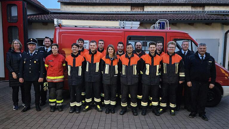 Zwölf Feuerwehrmitglieder absolvierten erfolgreich die Leistungsprüfung „Die Gruppe im Löscheinsatz“.