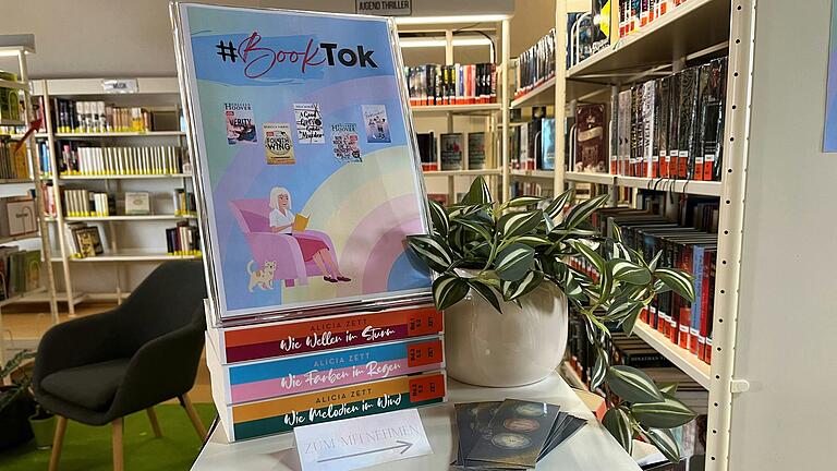 Der Trend #BookTok sorgt in der Stadtbibliothek in Lohr dafür, dass das Sortiment der Jugendbücher erweitert wurde und mehr Platz bekommen hat. Zum Mitnehmen gibt es ganz oben auf dem Tisch auch Lesezeichen. Der Trend #BookTok sorgt in der Stadtbibliothek in Lohr dafür, dass das Sortiment der Jugendbücher erweitert wurde und mehr Platz bekommen hat. Zum Mitnehmen gibt es ganz oben auf dem Tisch auch Lesezeichen.