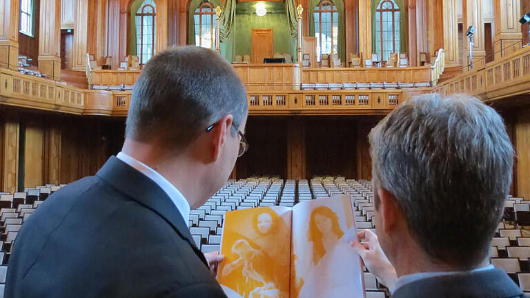 Frank Oette, Kurdirektor und Geschäftsführer der Bayer. Staatsbad Bad Kissingen GmbH, und Bruno Heynen, Leiter Veranstaltungsabteilung, präsentieren das Kulturprogramm 2017. Foto: Ines Hartmann       -  Frank Oette, Kurdirektor und Geschäftsführer der Bayer. Staatsbad Bad Kissingen GmbH, und Bruno Heynen, Leiter Veranstaltungsabteilung, präsentieren das Kulturprogramm 2017. Foto: Ines Hartmann