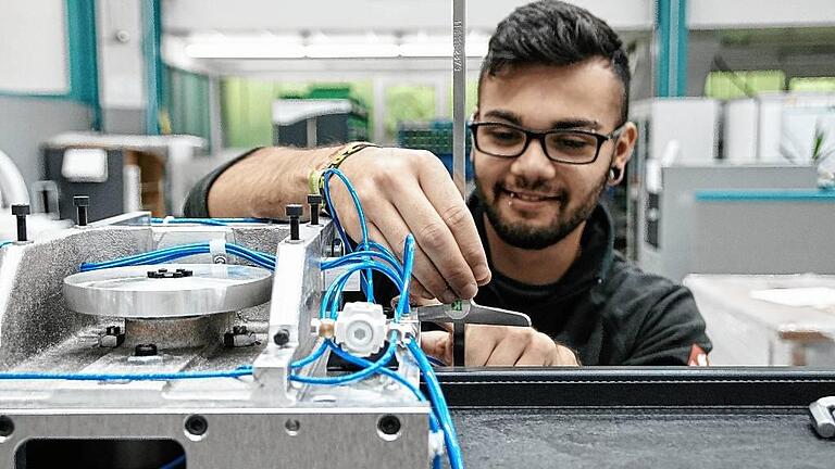 Genauigkeit bei Wenzel Präzisionstechnik: Luca Rüb überprüft an einer Koordinaten-Messmaschine, ob alle Parameter stimmen.