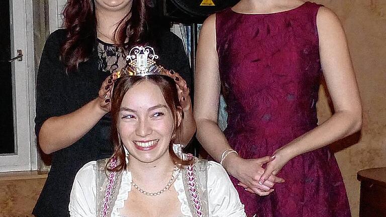 Krönung in Gaibach: Die scheidende Prinzessin Lisa Eichelmann (links) setzt der neuen Prinzessin Katrin Engelhardt die Krone auf. Mit im Bild die Fränkische Weinkönigin Christina Schneider.