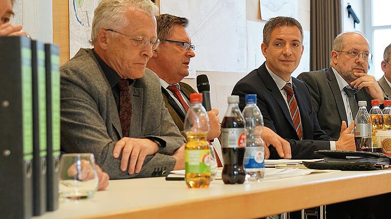 Pressekonferenz zum Planfeststellungsverfahren für die Ortsumgehung Hafenlohr mit integrierter Hochwasserschutzmaßnahme: Norbert Böhm (Regierung Unterfranken), Bürgermeister Thorsten Schwab, Michael Fuchs (Staatliches Bauamt), Herbert Walter (Wasserwirtschaftsamt) hören Staatssekretär Gerhard Eck (Mitte am Mikrofon) zu.