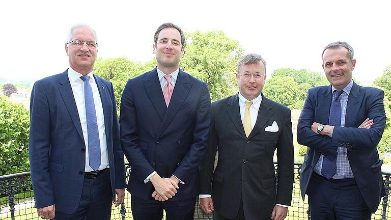 Grund für zufriedenen Mienen hatte die Führung der Fürstlich Castell'schen Bank. Vorstand Klaus Vikuk, die Inhaber Otto zu Castell-Rüdenhausen und Ferdinand zu Castell-Castell, sowie Vorstandsvorsitzender Sebastian Klein (von links) stellten die Bilanz für 2017 vor.