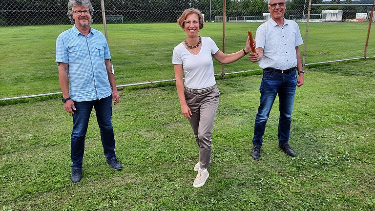 Wechsel beim örtlichen Personalrat (ÖPR) des Schulamts im Landkreis Schweinfurt:  Nach 31 Jahren übergibt Walter Schäffer (VS Dittelbrunn, rechts) zum 1. August den Staffelstab an seine Nachfolgerin Astrid Gäb. Links daneben: der ehemalige stellvertretende Vorsitzende des ÖPR Helmut Schmid, der zum Vorsitzenden des Bezirkspersonalrats an der Regierung von Unterfranken gewählt wurde.