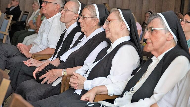 Zu den Gästen zählten auch einige Erlöserschwestern, die mit dem Krankenhaus auf ganz besondere Weise verbunden sind: (v.l.) Schwester Ansgard Kreutner war viele Jahrzehnte in der Endoskopie tätig. Schwester Theophora Koob war lange Jahre chirurgische Stationsleitung und dann Teil des Palliativpflegeteams. Schwester Herigard Schneider leitete bis 2008 die Krankenpflegeschule. Schwester Lydia Wießler ist die aktuelle Kommunitätsleiterin des Krankenhauses.