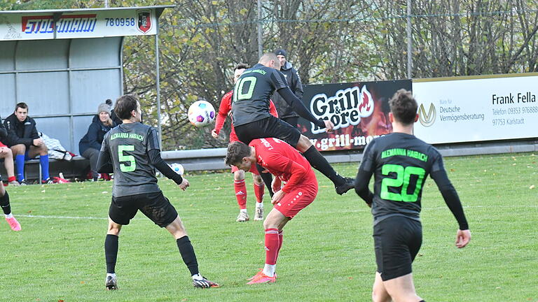 Landesliga: FC Fuchsstadt       -  Nur nicht einknicken: Ob der auf einem Abstiegsplatz stehende TSV Unterpleichfeld nach seinem kurzfristigen Trainerwechsel eine Schippe drauflegen kann, wird Dominik Halbig (in rot) mit dem FC Fuchsstadt am Sonntag erfahren.