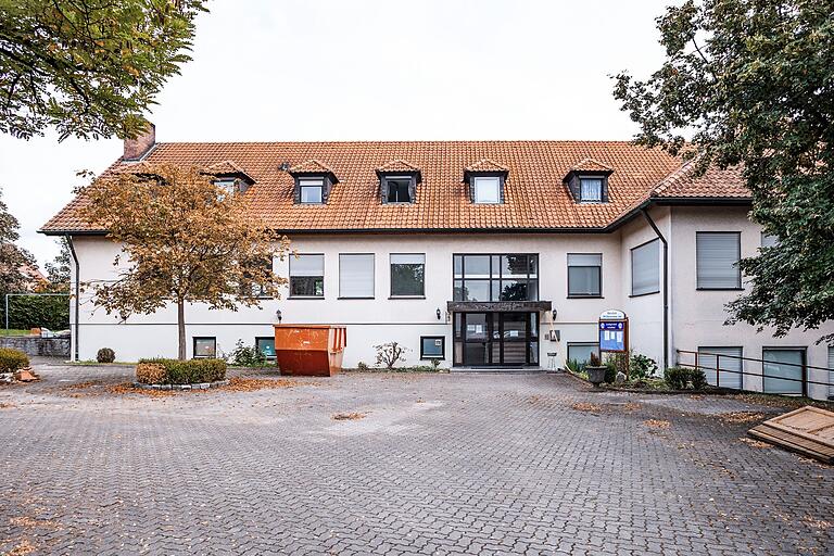 Der Schafhof in Theres: Auch der ehemalige Gasthof wird mittlerweile als Flüchtlingsunterkunft genutzt. Die Gemeinde hatte eine Klage dagegen zurückgezogen. Der Schafhof in Theres: Auch der ehemalige Gasthof wird mittlerweile als Flüchtlingsunterkunft genutzt. Die Gemeinde hatte eine Klage dagegen zurückgezogen.