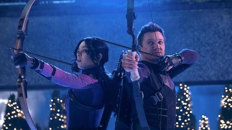 Hailee Steinfeld als Kate Bishop und Jeremy Renner als Clint Barton/Hawkeye in «Hawkeye». Foto: Chuck Zlotnick/Disney+/Marvel Studios/dpa - Hailee Steinfeld als Kate Bishop und Jeremy Renner als Clint Barton/Hawkeye in 'Hawkeye'. Wird es eine Staffel 2 auf Disney+ geben? Hailee Steinfeld als Kate Bishop und Jeremy Renner als Clint Barton/Hawkeye in «Hawkeye». Foto: Chuck Zlotnick/Disney+/Marvel Studios/dpa - Hailee Steinfeld als Kate Bishop und Jeremy Renner als Clint Barton/Hawkeye in 'Hawkeye'. Wird es eine Staffel 2 auf Disney+ geben?