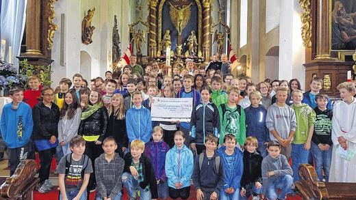 Hilfe aus der Rhön für Kinder in Brasilien: Firmlinge aus vier Pfarreiengemeinschaften im Landkreis zeigten sich durch ihren Solidaritätslauf von Bad Neustadt zum Kreuzberg solidarisch mit sozial benachteiligten Kindern und Jugendlichen in Brasilien. Die stolze Summe von 4686 Euro haben sie für das Projekt der Salesianer Don Boscos erlaufen. Hilfe aus der Rhön für Kinder in Brasilien: Firmlinge aus vier Pfarreiengemeinschaften im Landkreis zeigten sich durch ihren Solidaritätslauf von Bad Neustadt zum Kreuzberg solidarisch mit sozial benachteiligten Kindern und Jugendlichen in Brasilien. Die stolze Summe von 4686 Euro haben sie für das Projekt der Salesianer Don Boscos erlaufen.
