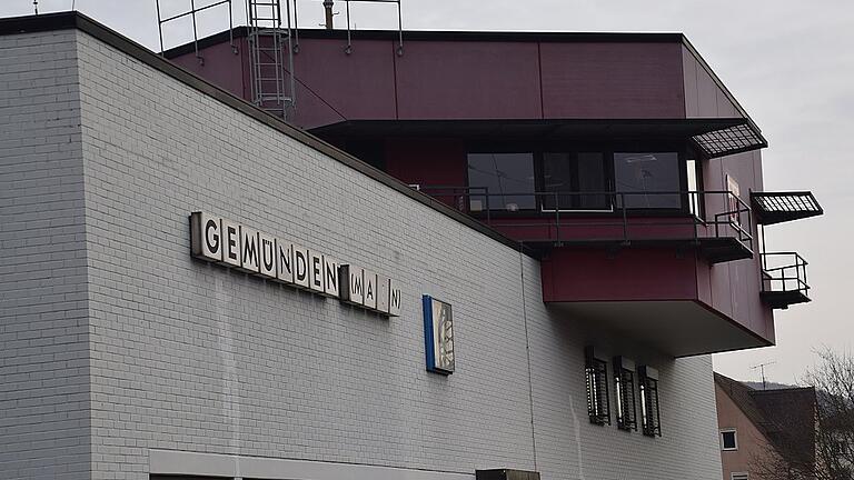 Ein markantes Gebäude in Gemünden, das nicht zum Wohnen errichtet wurde: das Stellwerk am Bahnhof.