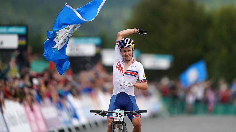 Der britische Mountainbiker Thomas Pidcock jubelt über seinen Weltmeistertitel im Cross-Country-Rennen. Der britische Mountainbiker Thomas Pidcock jubelt über seinen Weltmeistertitel im Cross-Country-Rennen.