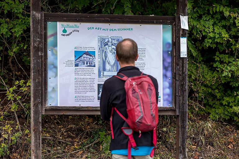 Auf dem Abt-Degen-Steig säumen viele Informationstafeln den Weg. Auf dem Abt-Degen-Steig säumen viele Informationstafeln den Weg.