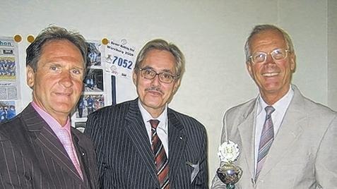 Bewegen ist alles, das sind sich diese drei Herren einig: (von links) Ludger Schuhmann, Bürgerspital-Chef Michael Rückert und Senioren-Sieger Gerd Müller aus Rottenbauer bei der Übergabe der Senioren-Trophy.