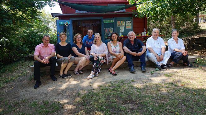 Beim Besuch des Aktivspielplatzes Kupschacker. Im Bild (von links): Andreas Kaiser, Katrin Marong, Marianne Albrecht, Hans Meyer, Mona Sieber, Barbara Lehrieder, Josef Hofmann, Axel Janz und Hermine Seelmann. Foto: Kupschackerclub