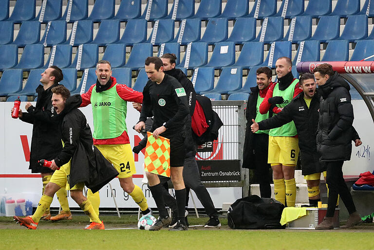 Auswärtssieg! Die Auswechselbank bejubelt das 3:2 der Kickers beim VfL Osnabrück.