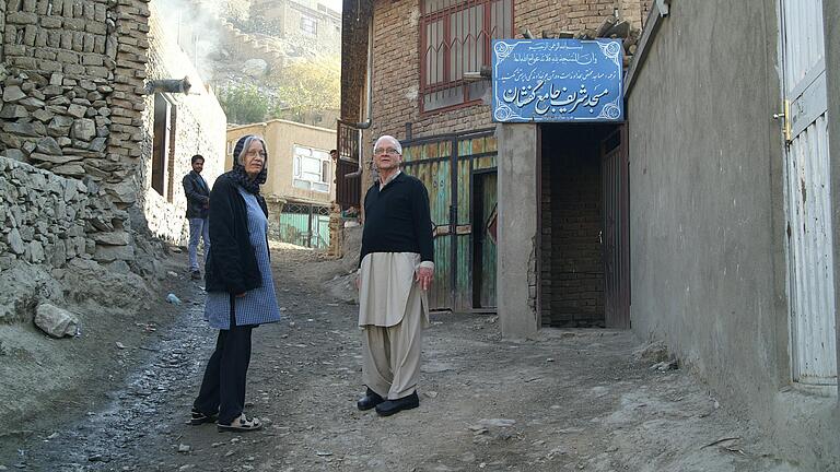 Anne Marie und Peter Schwittek im Jahr 2015 in einem Vorort von Kabul.&nbsp; Sie stehen vor der Moschee, in der in den vergangenen Jahren Unterricht stattfand.