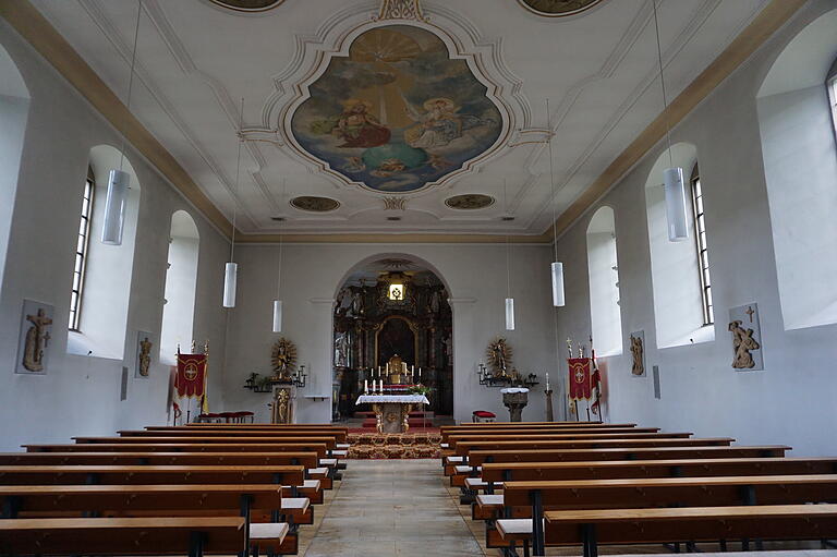 So sieht die Burgwallbacher Kirche heute innen aus. Das Deckengemälde der Burgwallbacher Kirche entstand im Jahre 1900 und zeigt die Heilige Dreifaltigkeit, der die Kirche geweiht ist.