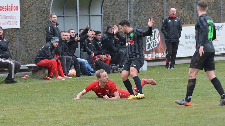 FC-Trainer Martin Halbig (rechts) will Yannik Pragrmann die nötige Zeit geben, um seine Verletzung auszukurieren.       -  FC-Trainer Martin Halbig (rechts) will Yannik Pragmann (liegend) die nötige Zeit geben, um seine Verletzung vollständig auszukurieren.