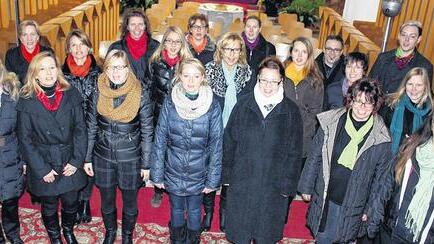 Modern und traditionell: Der Projektchor MainXang präsentierte in der Pfarrkirche Stadtschwarzach schwungvolle und besinnliche Gesangsstücke zur Adventszeit. Seit vier Jahren gibt es die muntere Sängerschar, die mit Leidenschaft deutsches und internationales Liedgut pflegt. Modern und traditionell: Der Projektchor MainXang präsentierte in der Pfarrkirche Stadtschwarzach schwungvolle und besinnliche Gesangsstücke zur Adventszeit. Seit vier Jahren gibt es die muntere Sängerschar, die mit Leidenschaft deutsches und internationales Liedgut pflegt.