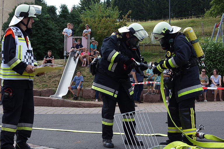 Jeder Handgriff muss sitzen. Routiniert und zügig bereiten die Atemschutzträger der Auraer Wehr ihr Vordringen zum Brandherd vor. Es gilt eine Feuer in der Gemeindekanzlei zu löschen und eine vermisste Person zu retten.