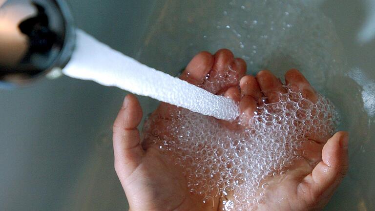Der Wasserpreis in Bischofsheim liegt auch in Zukunft bei 81 Cent pro Kubikmeter, der Abwasserpreis bei 2,71 Euro pro Kubikmeter. Der Wasserpreis in Bischofsheim liegt auch in Zukunft bei 81 Cent pro Kubikmeter, der Abwasserpreis bei 2,71 Euro pro Kubikmeter.