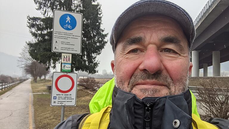 1851 Kilometer zu Fuß gehen und das mit 65 Jahren? Am Anfang sei ihm nicht klar gewesen, ob er das körperlich schaffe, sagt Alois Klüpfel. 1851 Kilometer zu Fuß gehen und das mit 65 Jahren? Am Anfang sei ihm nicht klar gewesen, ob er das körperlich schaffe, sagt Alois Klüpfel.