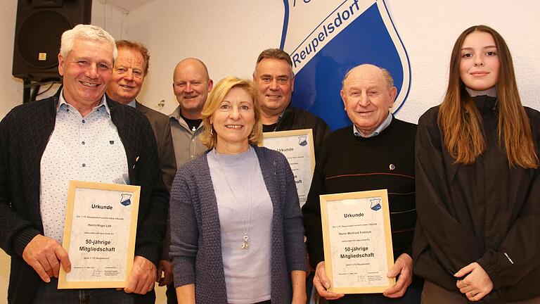 Zahlreiche Mitglieder zeichnete der FC Reupelsdorf für ihre Treue aus. Das Foto zeigt (von links) Hugo Löb, die Vorsitzenden Reinhard Hümmer und Thomas Czeschka, Christine Flachenecker, Erich Brendler, Winfried Fröhlich und Hannah Müller.