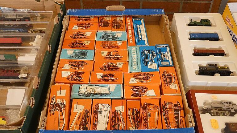 Nostalgie pur! Viele dieser Märklin-Waggons, die sich noch in der originalen Verpackung befinden, sind weit über 60 Jahre alt. - Nostalgie pur! Viele dieser Märklin-Waggons, die sich noch in der originalen Verpackung befinden, sind weit über 60 Jahre alt. Nostalgie pur! Viele dieser Märklin-Waggons, die sich noch in der originalen Verpackung befinden, sind weit über 60 Jahre alt. - Nostalgie pur! Viele dieser Märklin-Waggons, die sich noch in der originalen Verpackung befinden, sind weit über 60 Jahre alt.