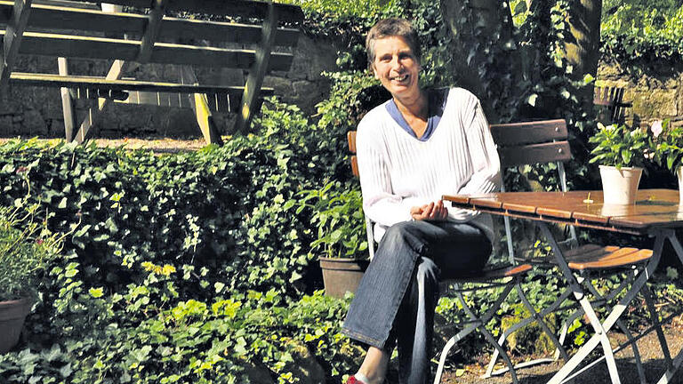 Ein Kraftplatz: Barbara Möller ist Geschäftsführerin der „Begegnungsstätte Schloss Bettenburg GmbH“, Köchin und Mutter für Alles. Schweiger Ein Kraftplatz: Barbara Möller ist Geschäftsführerin der „Begegnungsstätte Schloss Bettenburg GmbH“, Köchin und Mutter für Alles. Schweiger