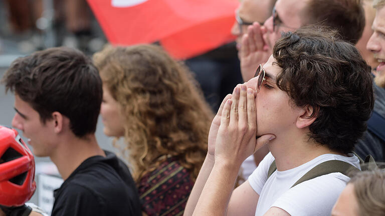 NPD-Kundgebung in Heidingsfeld       -  Um die 300 Menschen demonstrieren am Samstag (23.07.16) im Zentrum von Heidingsfeld gegen eine Kundgebung der NPD.