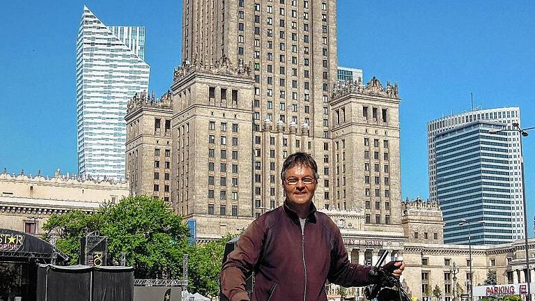 Mit „Via Regia – Mit dem Rad nach Warschau“ hat Johannes Reichert nun sein bereits viertes Reisetagebuch auf den Markt gebracht. Es schildert seine Radtour auf dem Jakobsweg im Osten Europas. Mit „Via Regia – Mit dem Rad nach Warschau“ hat Johannes Reichert nun sein bereits viertes Reisetagebuch auf den Markt gebracht. Es schildert seine Radtour auf dem Jakobsweg im Osten Europas.