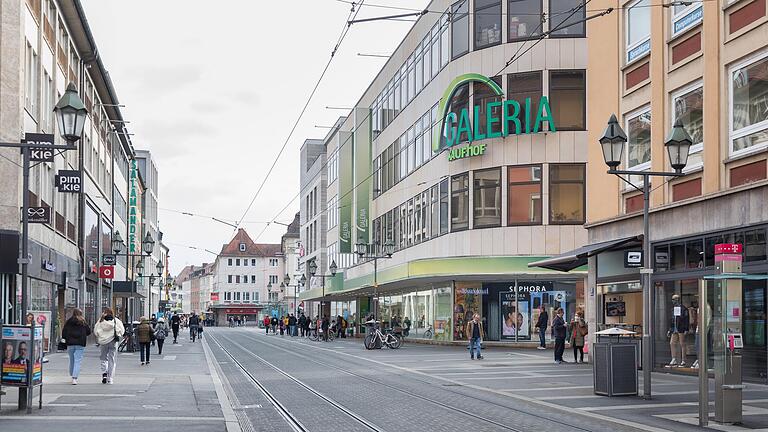 Seit man in Würzburg fürs Einkaufen nicht nur einen Termin, sondern auch einen negativen Corona-Test braucht, ist es noch ruhiger geworden in der City. Ab diesem Samstag ist Click & Meet nur noch bis zu einem Inzidenzwert von 150 erlaubt. Seit man in Würzburg fürs Einkaufen nicht nur einen Termin, sondern auch einen negativen Corona-Test braucht, ist es noch ruhiger geworden in der City. Ab diesem Samstag ist Click & Meet nur noch bis zu einem Inzidenzwert von 150 erlaubt. 