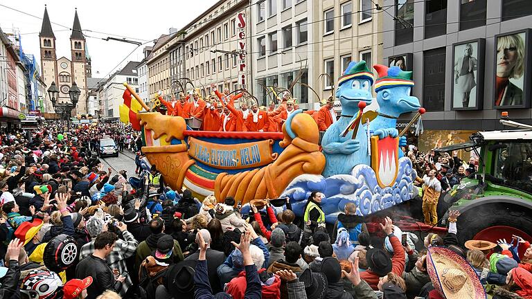 Tausende Närrinnen und Narren säumen jedes Jahr den Weg des Würzburger Faschingszuges.