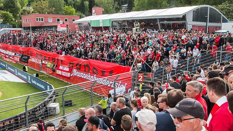 Relegationsspiel Kickers - Duisburg