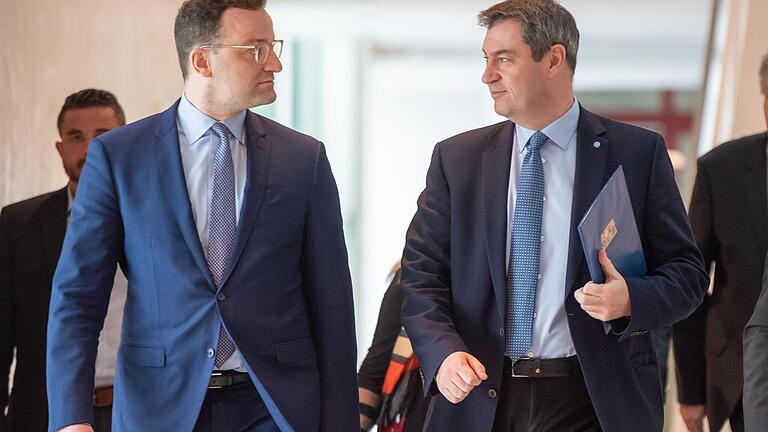 In schwierigen Zeiten 'braucht es eben ein, zwei Mutige, die voran gehen', findet Bayerns Ministerpräsident Markus Söder (rechts), der am Dienstag Bundesgesundheitsminister Jens Spahn (CDU) in der Münchner Staatskanzlei begrüßte.