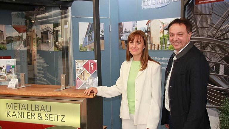 Alexandra Wolujewicz und Gerhard Seitz sind mit dem Verlauf der Messe zufrieden. Fotos: Ralf Dieter