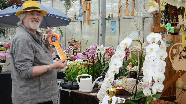 Manfred Wolff erhält den Champion der Show-Titel für seine Orchidee – Phalaenopsis Sogo Yukidian 'Georg'.