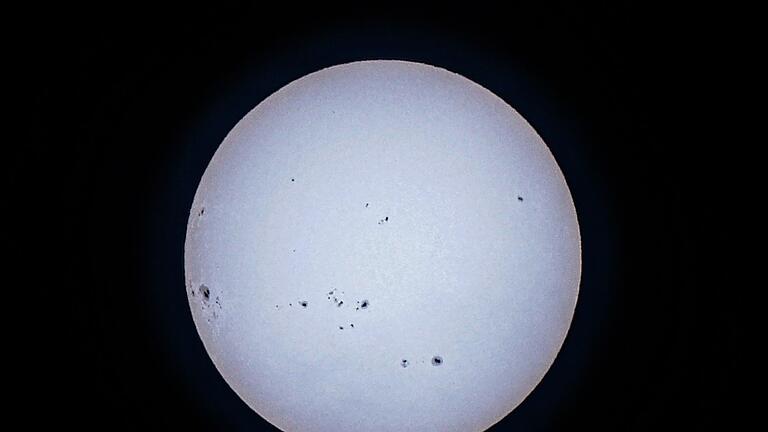 Besonders viele Sonnenflecken sichtbar       -  Sonnenflecken entstehen durch Temperaturunterschiede an der Oberfläche.