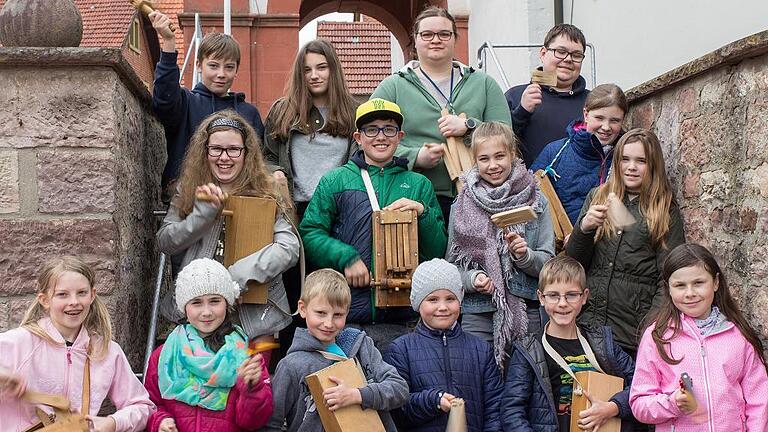 In Karsbach zogen Kinder mit Ratschen und Drehklappern durch die Straßen, um am Karfreitag den Gläubigen anstelle der Glocken die Gebetszeiten und Gottesdienste anzuzeigen. In Karsbach zogen Kinder mit Ratschen und Drehklappern durch die Straßen, um am Karfreitag den Gläubigen anstelle der Glocken die Gebetszeiten und Gottesdienste anzuzeigen.