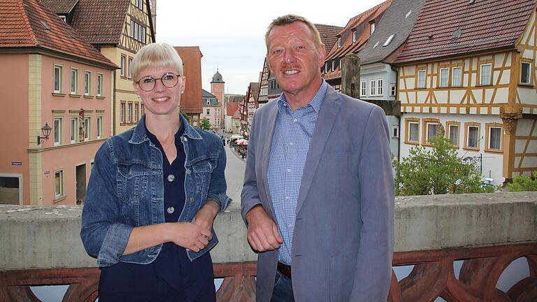 Katharina Felton (mit Bürgermeister Peter Juks) ist die neue Leiterin der Ochsenfurter Tourist-Info.