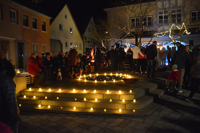 Gute Stimmung im Schein von tausenden Kerzen. Die Mellrichstädter Erlebnisnacht zog auch in diesem Jahr wieder das Publikum in Scharen an.